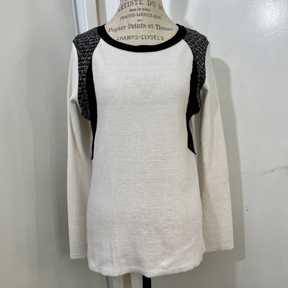 'Hem & Thread' Distressed Cotton White & Black Top - Picture 2 of 10
